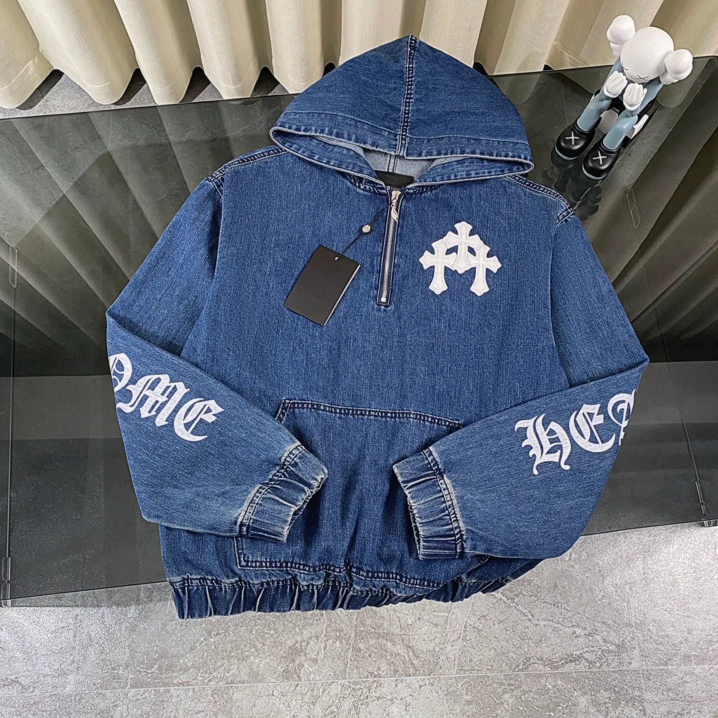 🅿️290 Chrome Heart ｜ Chrome Heart 25ss cross-stitched leather Sanskrit letter unisex denim hooded jacket. The new half-zip denim sweatshirt hoodie is not bad. It is quite casual, the fit is relatively loose, and the simple blue and white color scheme is full of details. Leather Logo Sanskrit printing. Classic denim fabric. No matter the body shape, anyone can control it. Same style for men and women~ About Chrome Heart This is an extremely luxurious fashion brand that can also be called the nobility of the high street. It has always been an exclusive brand for some hipsters or rich second generation. Compared with ordinary high streets, it is more luxurious and noble. Compared with luxury brands, it has a more fashionable personality. It has always been a brand that I have a special liking for. Color: denim blue Size: S M L